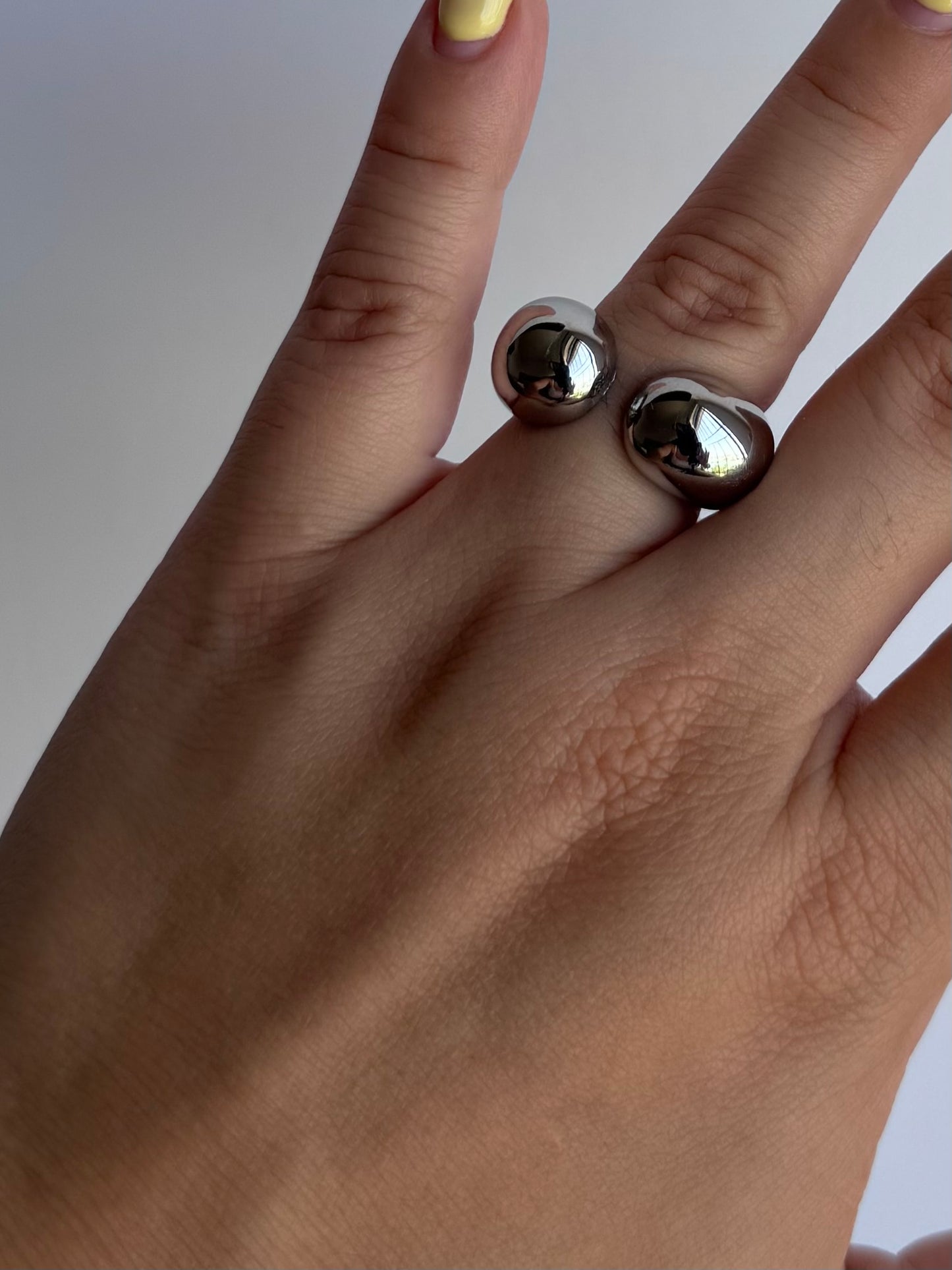 Anillo grande con círculos plateado