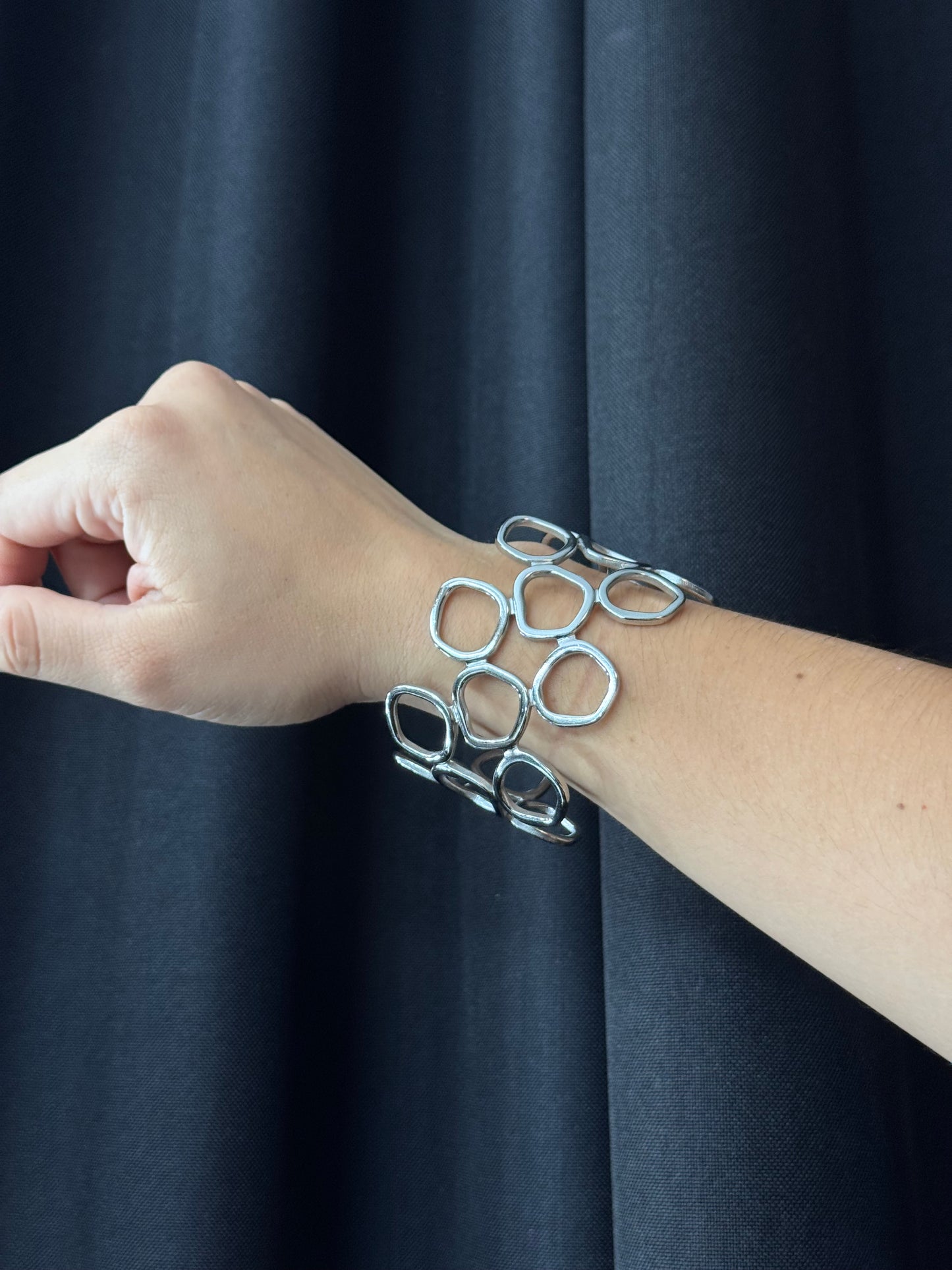 Pulsera rígida circulos plateado