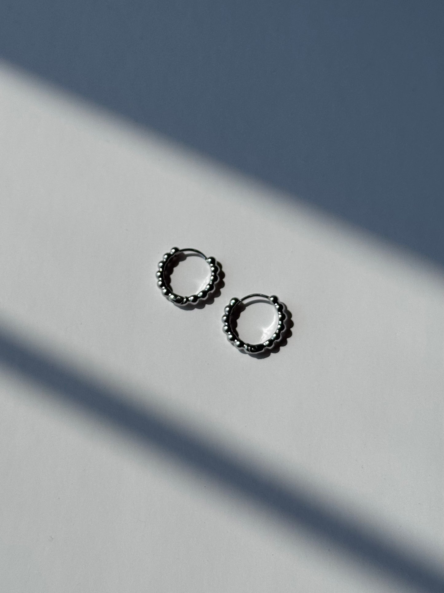 Hoops mediano bolita plateado