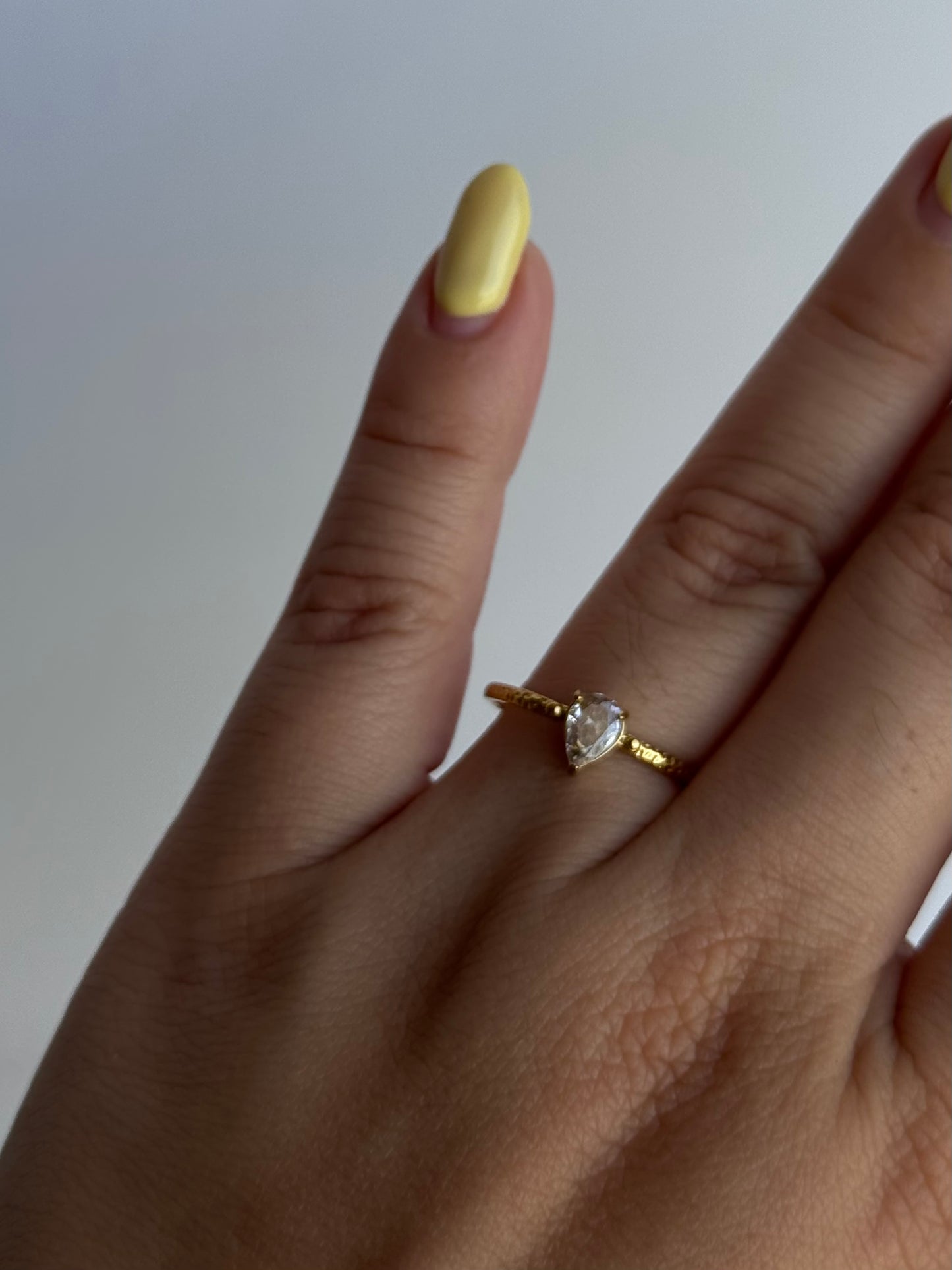 Anillo delgado con diamante