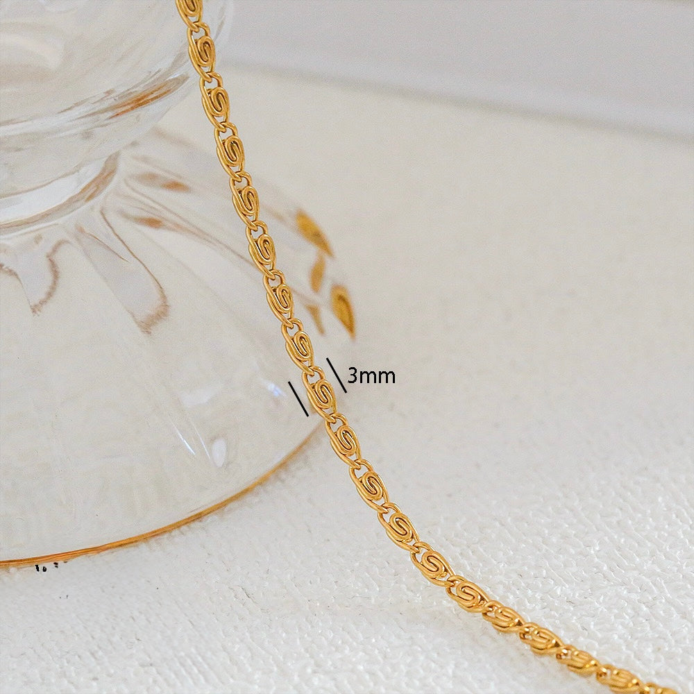 Cadena estilo simple dorada