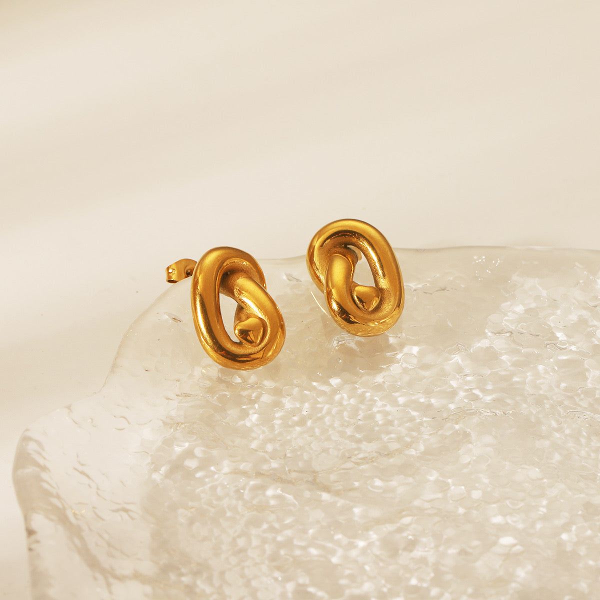 Aretes nudo dorado pequeño