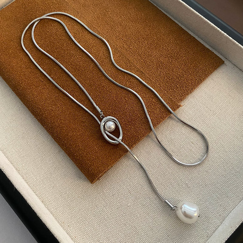 Cadena larga plateada con perla