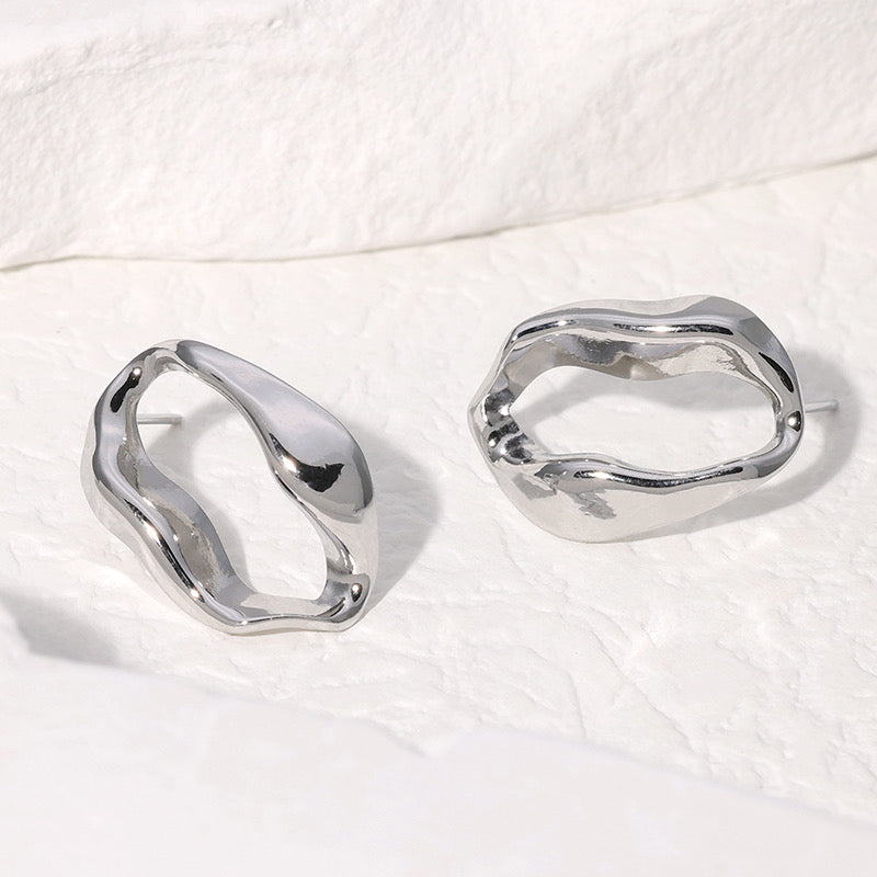 Aretes medianos plateado irregular