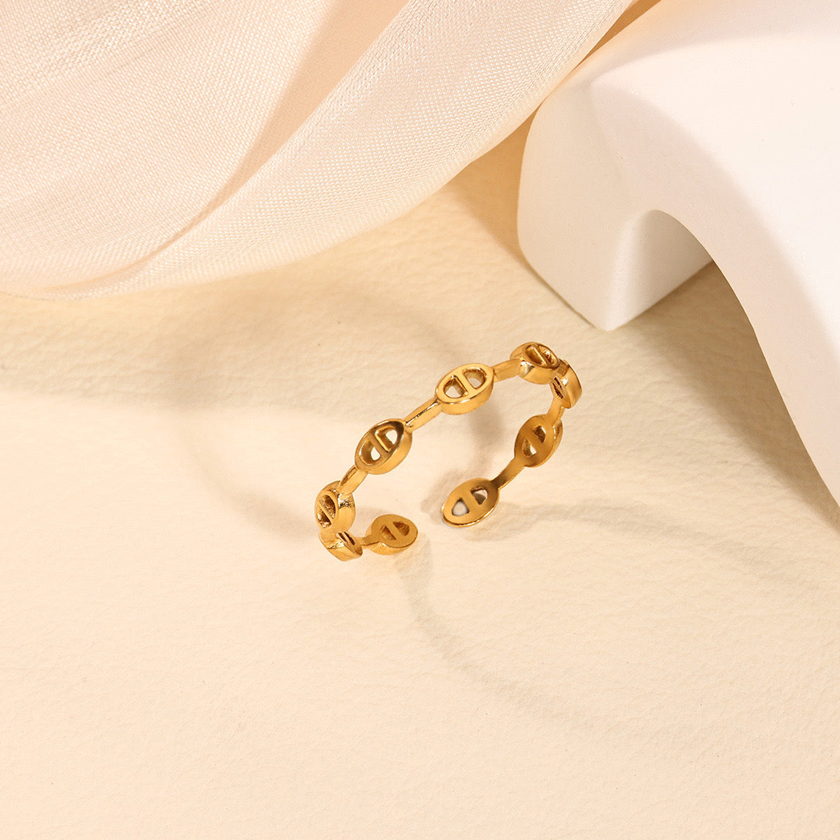 Anillo dorado pequeño