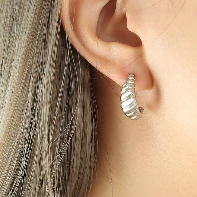 Aretes mitad plateado entrelazado grande