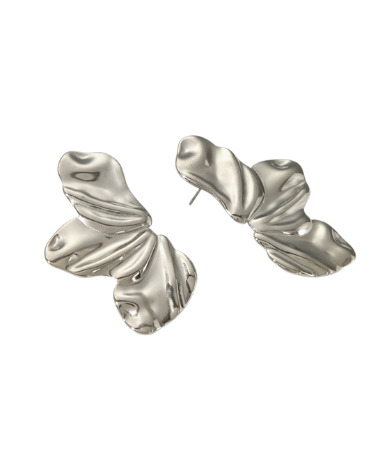 Aretes medio flor plateado