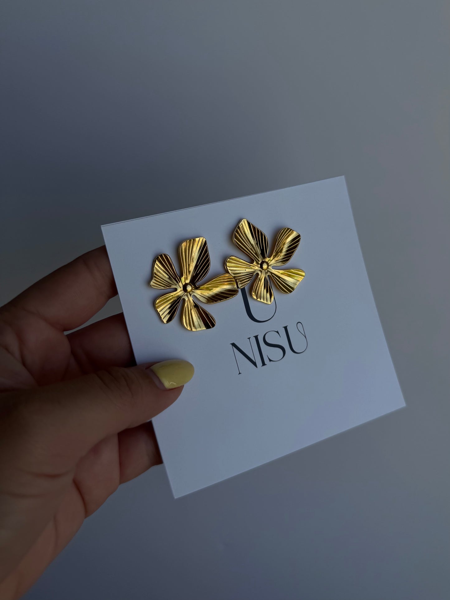 Aretes de flor grande dorado