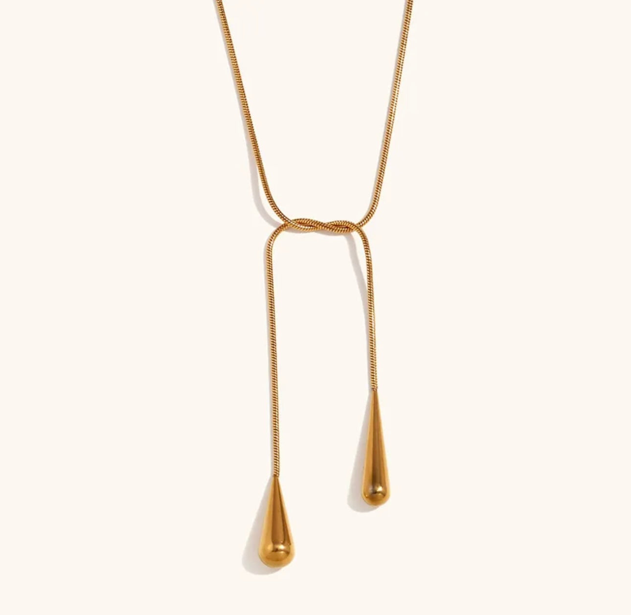 Cadena larga dorada con gotas