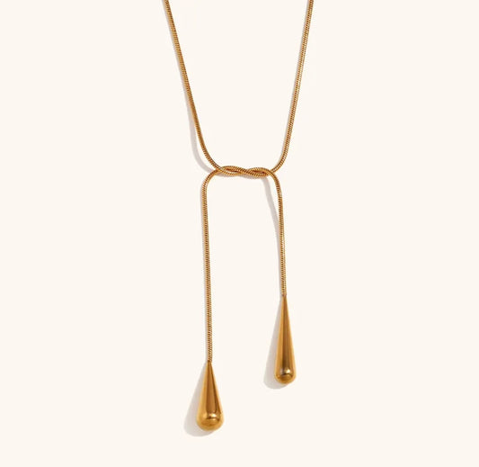 Cadena larga dorada con gotas