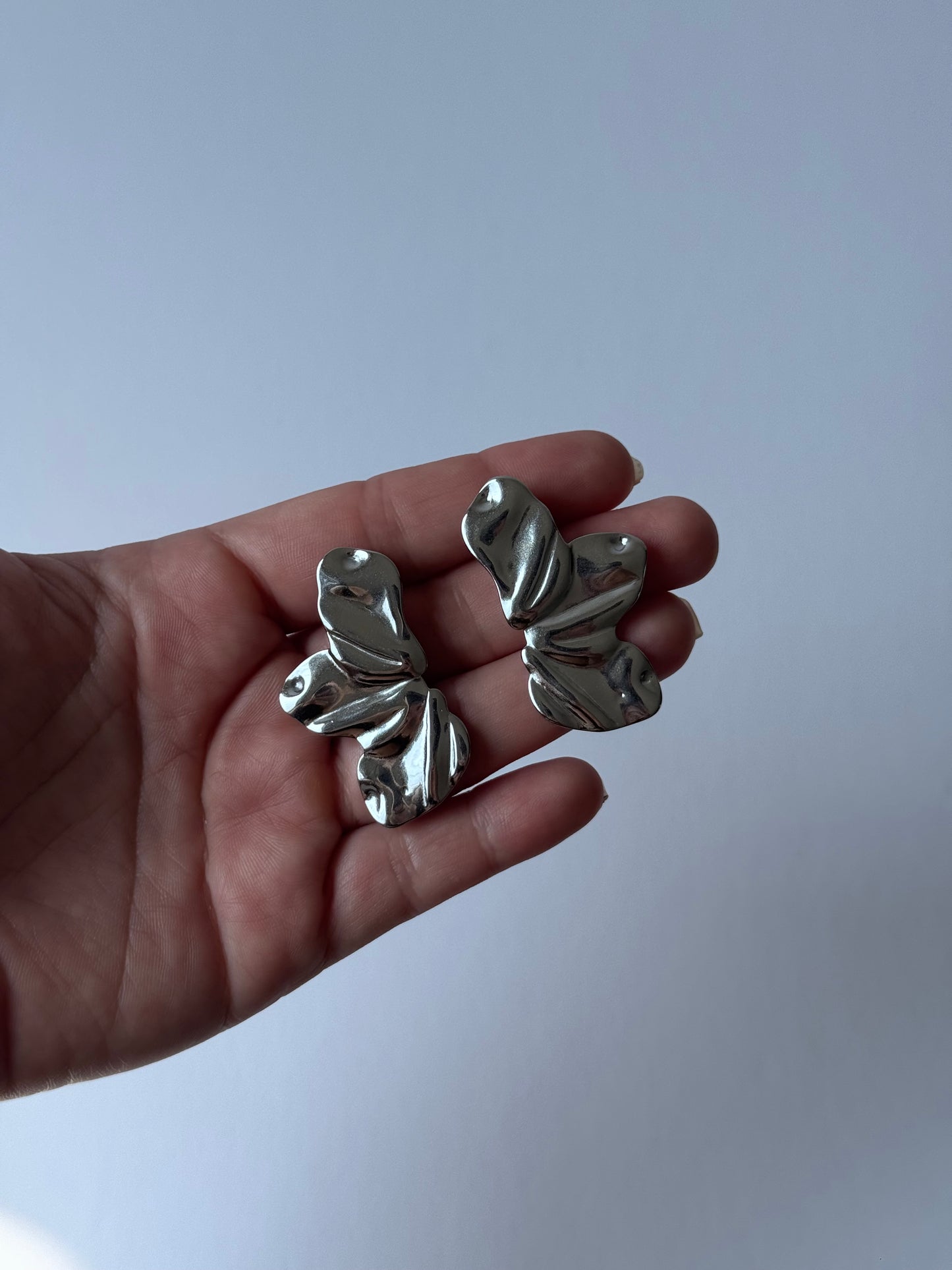 Aretes medio flor plateado