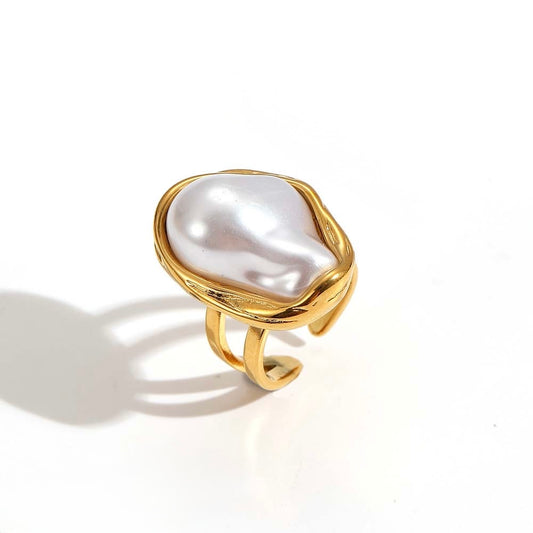 Anillo dorado con piedra blanca