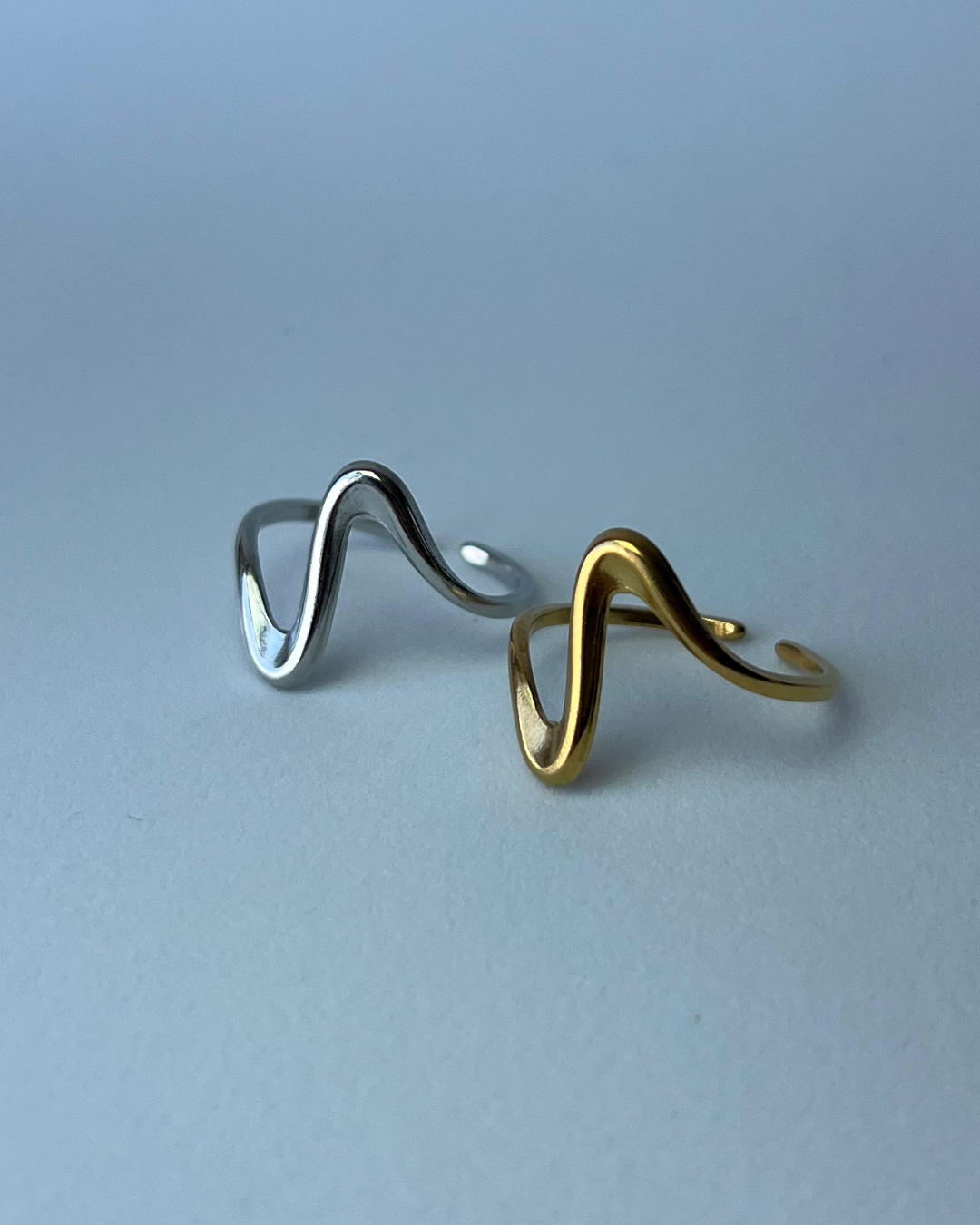 Anillo tipo ola plateado