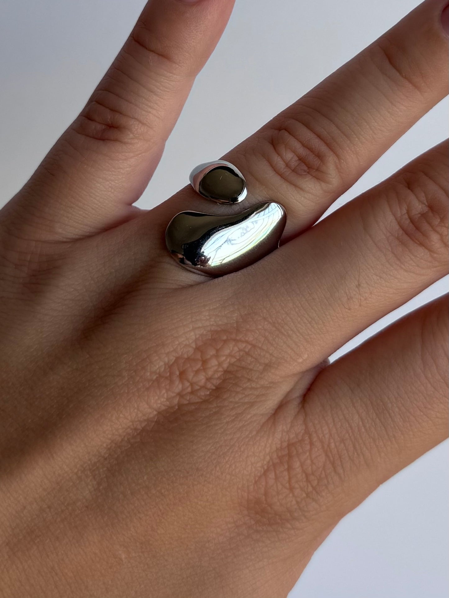 Anillo semi abierto con gotas plateado