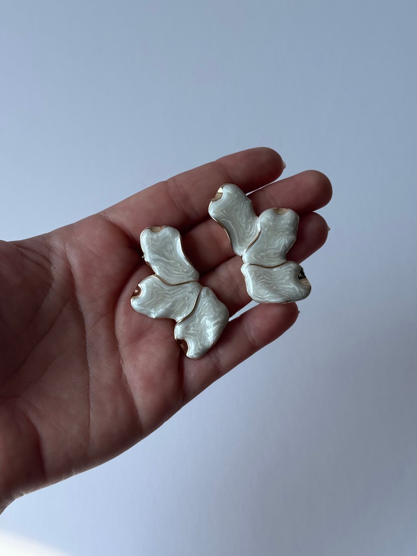 Aretes medio flor aperlado