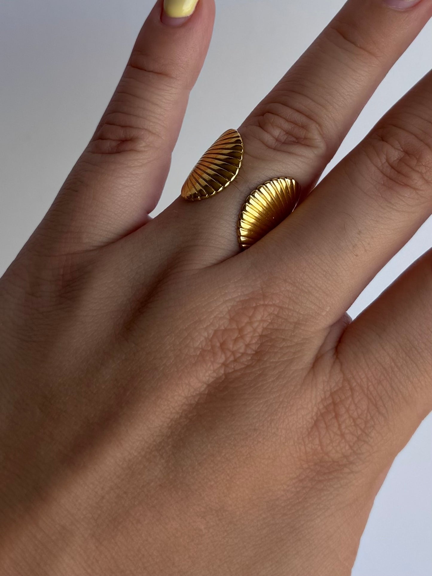 Anillo doble concha dorado