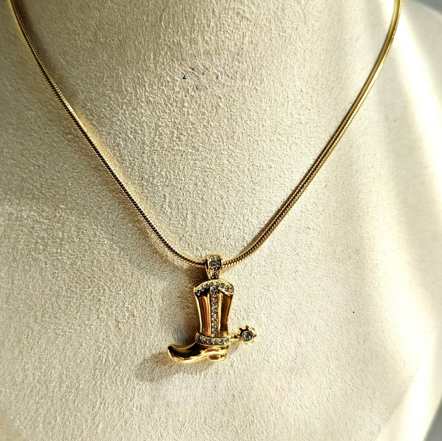 Cadena bota con diamantes