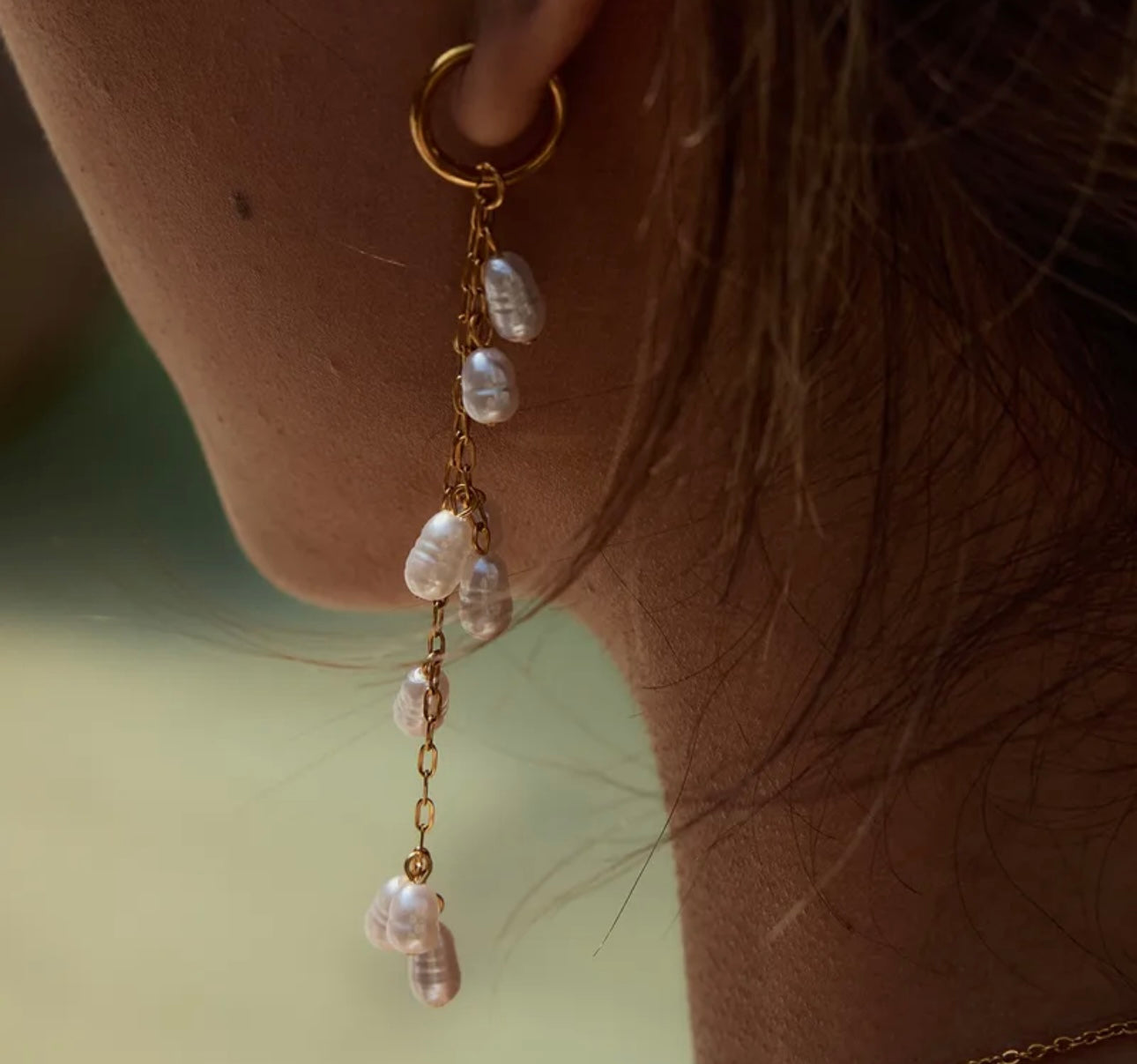 Aretes largos con perlas