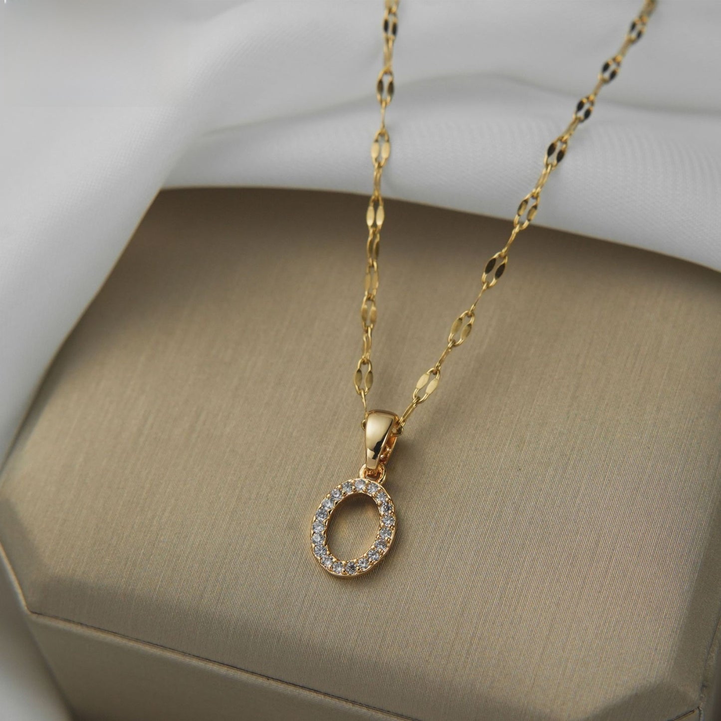 Cadena con circulo brillante