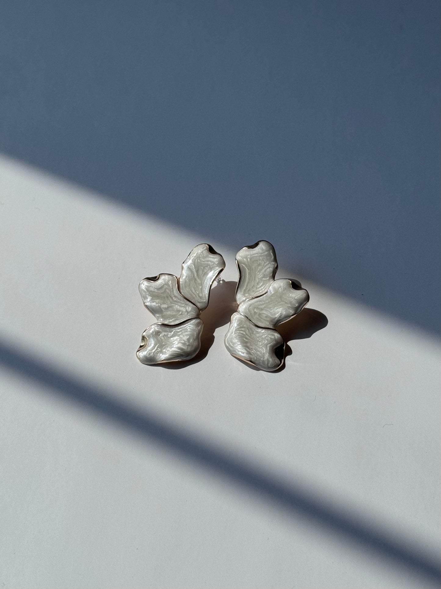 Aretes medio flor aperlado