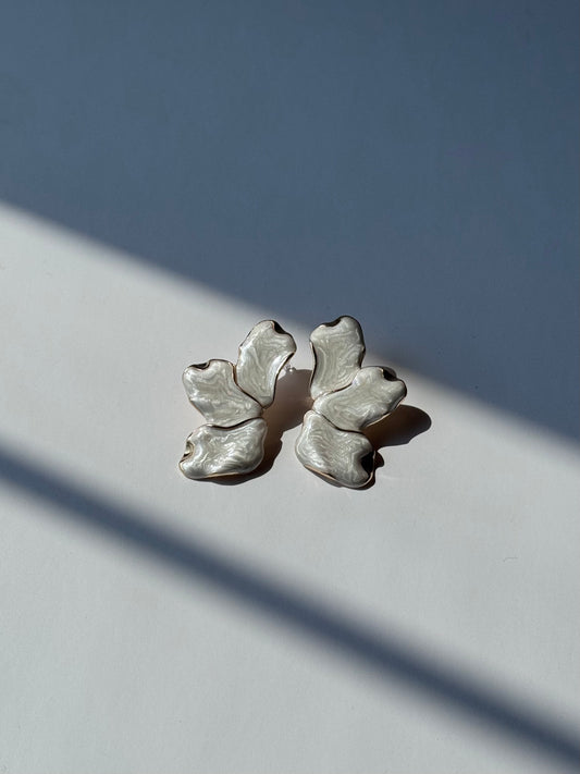 Aretes medio flor aperlado