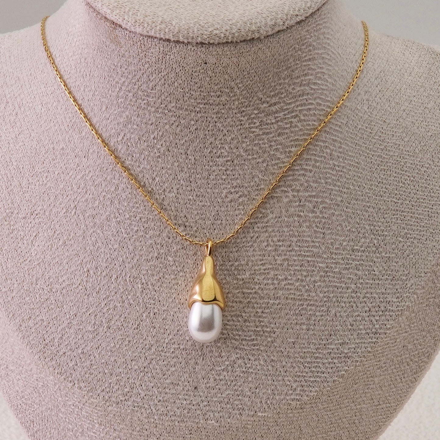 Cadena delgada con perla mediana