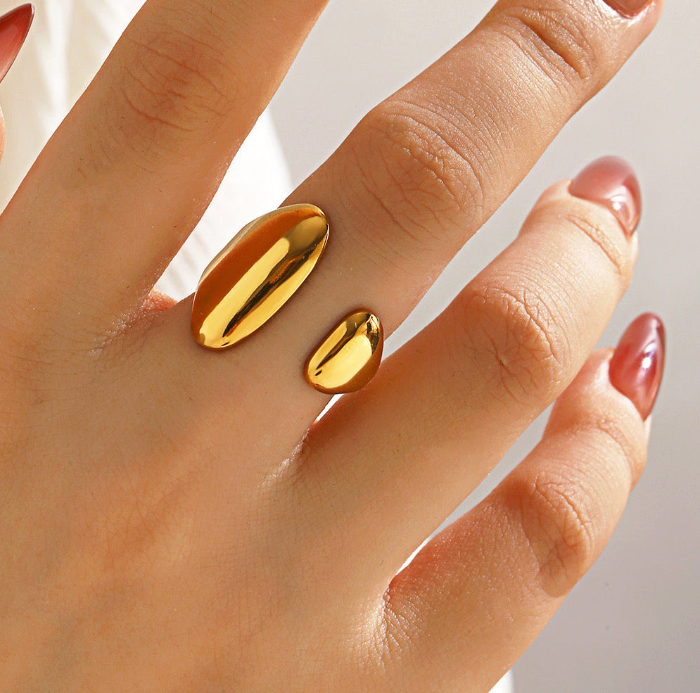 Anillo dorado entre abierto