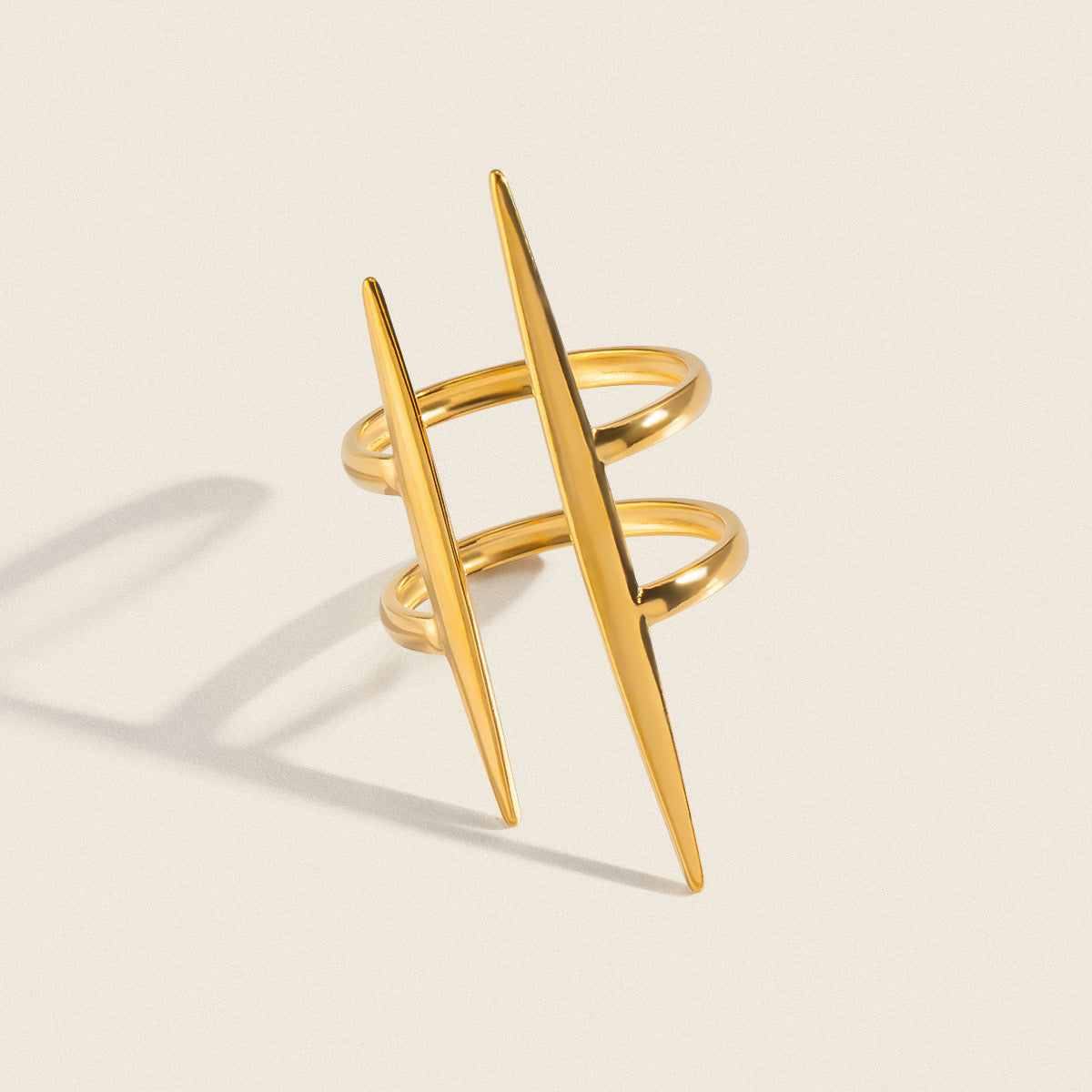 Anillo con lineas cruzadas dorado