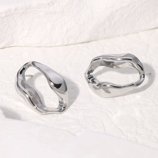 Aretes medianos plateado irregular